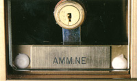 Targhetta portanome interna per casellari postali, con gommini antiurto e serratura numerata con doppia chiave